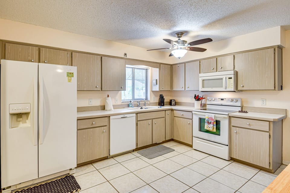 7 Mi to Beach! Poolside Oasis in Port Orange House in Port Orange