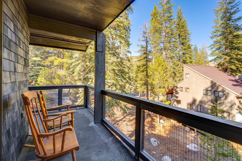 Ski-In/Ski-Out Retreat w/ Sauna in Bear Valley! House in Bear Valley