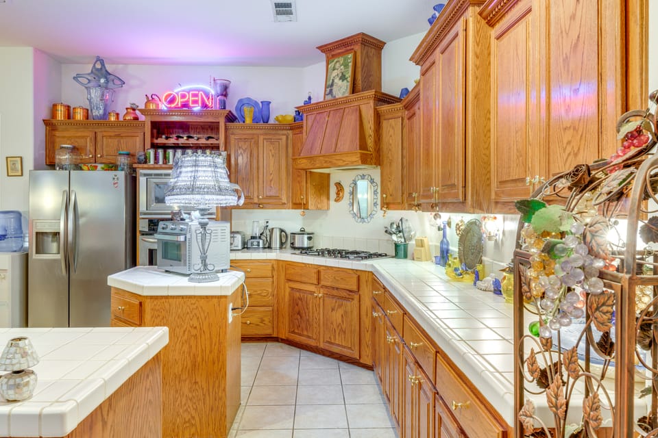 5 Mi to the Marketplace: Roomy Bakersfield Retreat House in Bakersfield