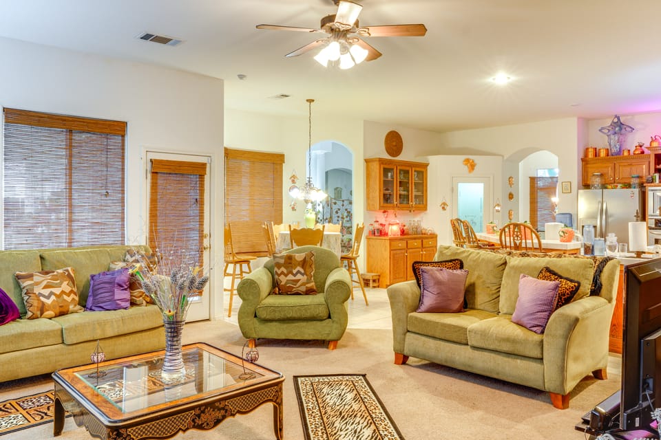 5 Mi to the Marketplace: Roomy Bakersfield Retreat House in Bakersfield