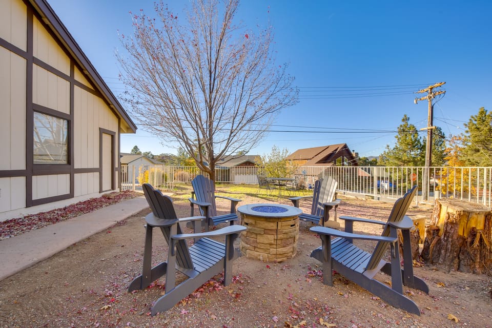 3 Mi to Slopes! Big Bear Mtn Getaway w/ Hot Tub House in Big Bear