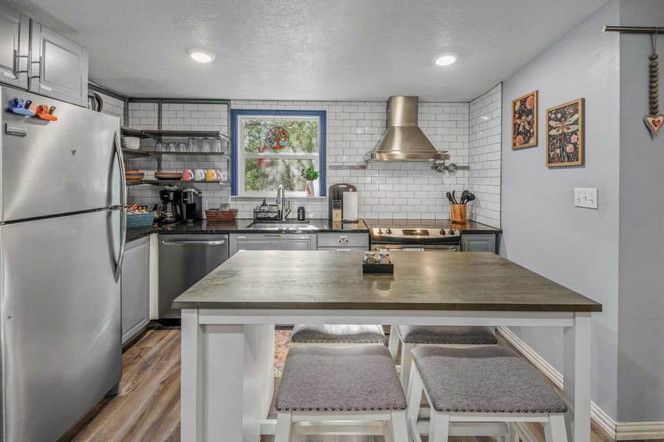 6 Mi to Kyle Field! Pet-Friendly Getaway w/ Yard House in Texas