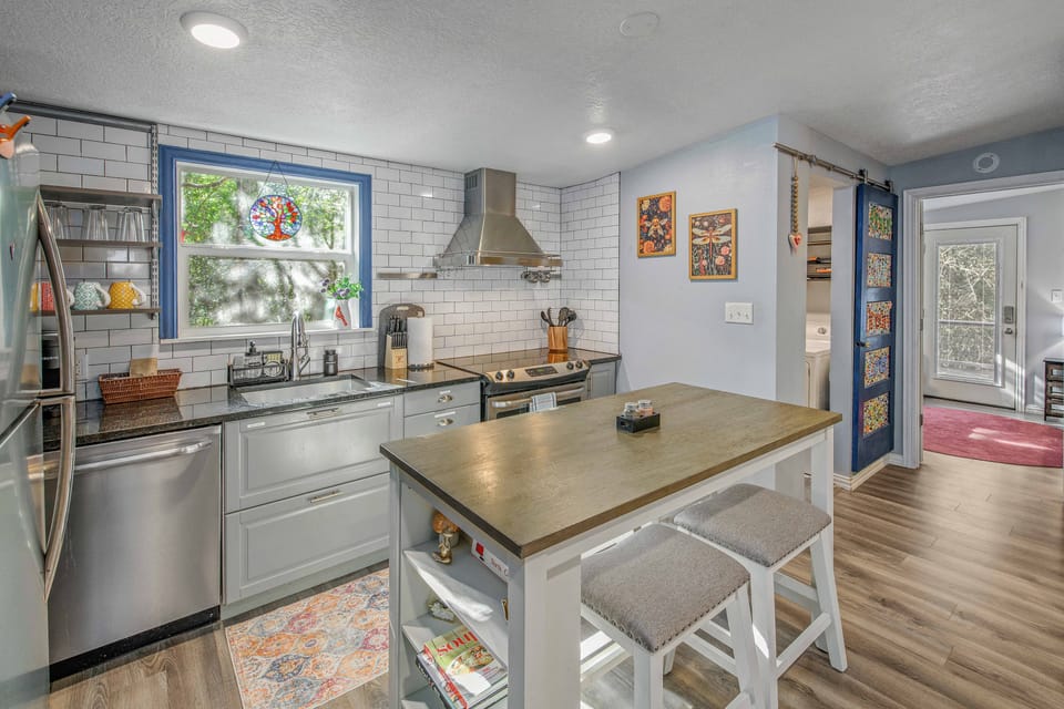 6 Mi to Kyle Field! Pet-Friendly Getaway w/ Yard House in Texas