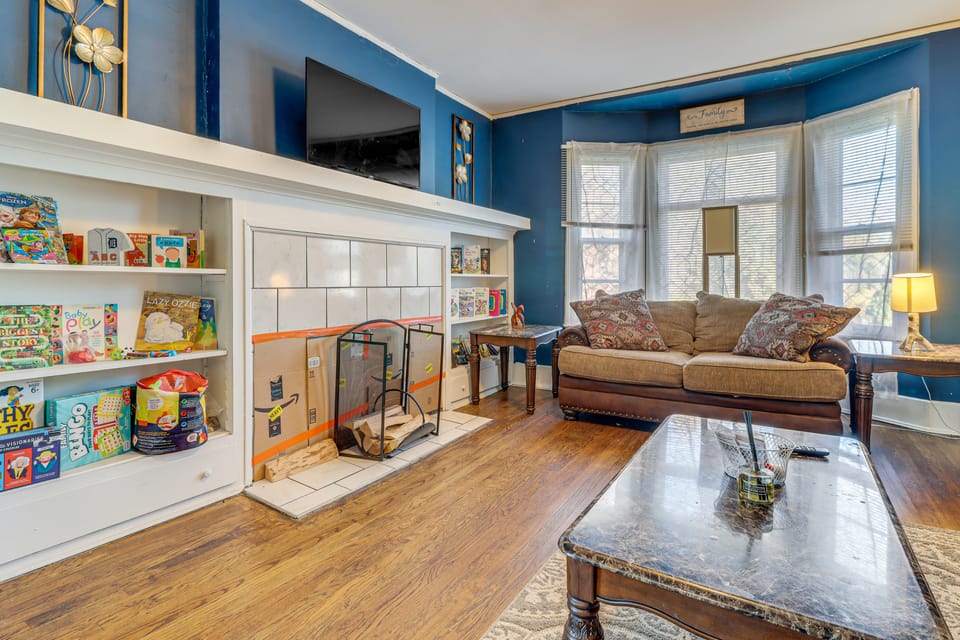 Urban Retreat 1 Mi to Riverfront! Detroit Duplex House in Detroit