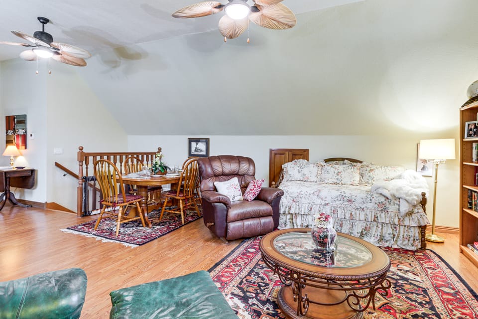 Near Hiking & Biking: Pet-Friendly Rogers Getaway! Apartment in Rogers