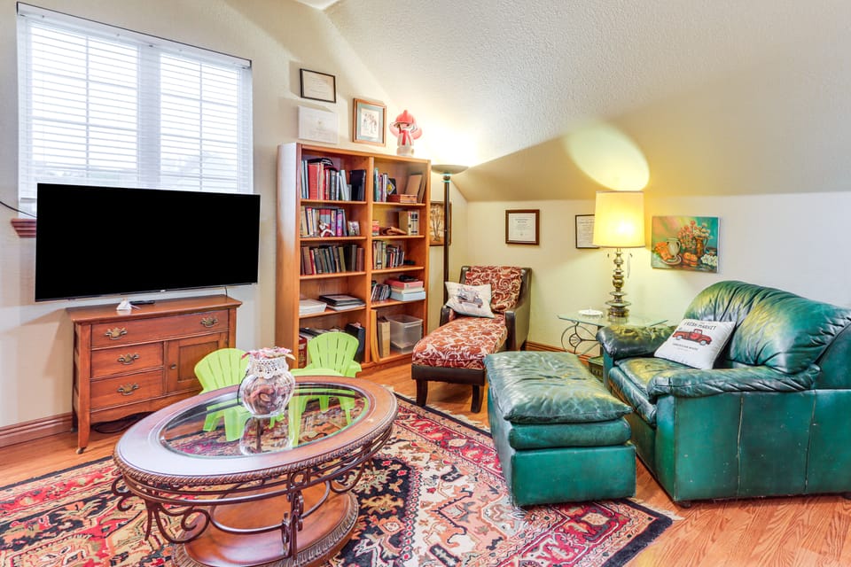 Near Hiking & Biking: Pet-Friendly Rogers Getaway! Apartment in Rogers