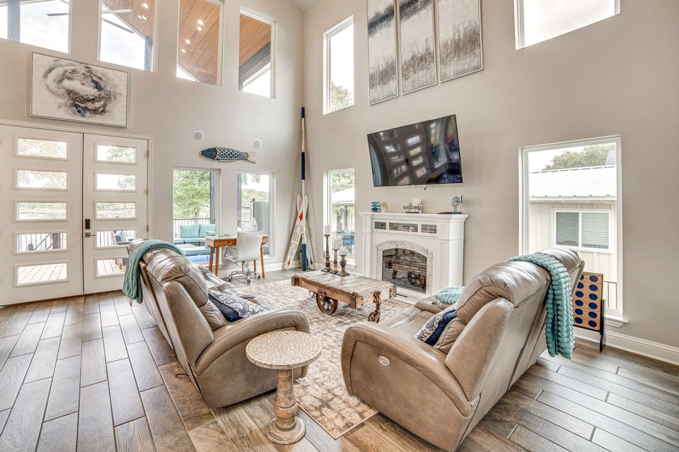 Private Dock & Yard! Modern Getaway in Mabank House in Cedar Creek Reservoir