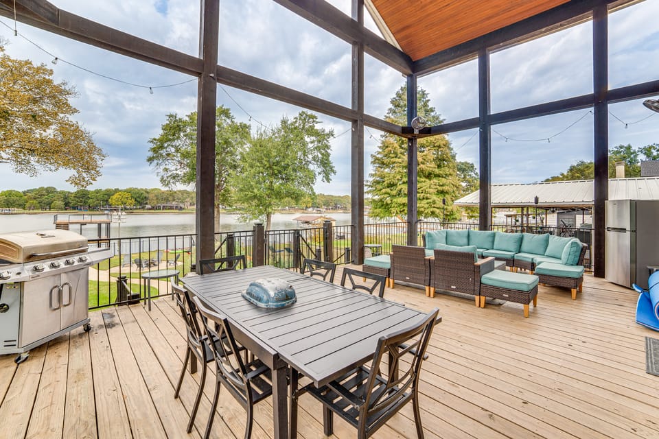 Private Dock & Yard! Modern Getaway in Mabank House in Cedar Creek Reservoir
