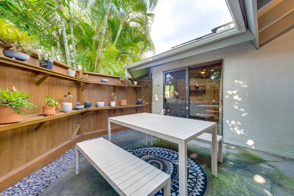 Rooftop Patio! Kailua-Kona Escape 6 Mi to Beach House in Kalaoa