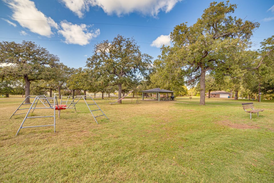 Pet-Friendly Stay: Walk to Park & Lake Lewisville! Apartment in Lake Lewisville