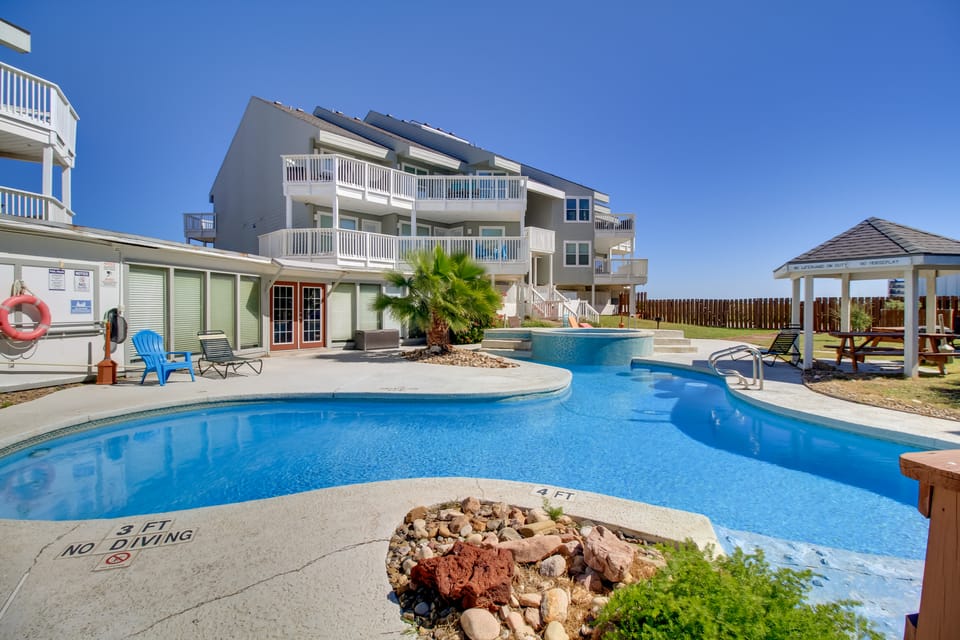 Beach & Heated Pool Access! Condo in Port Aransas Apartment in Nueces County