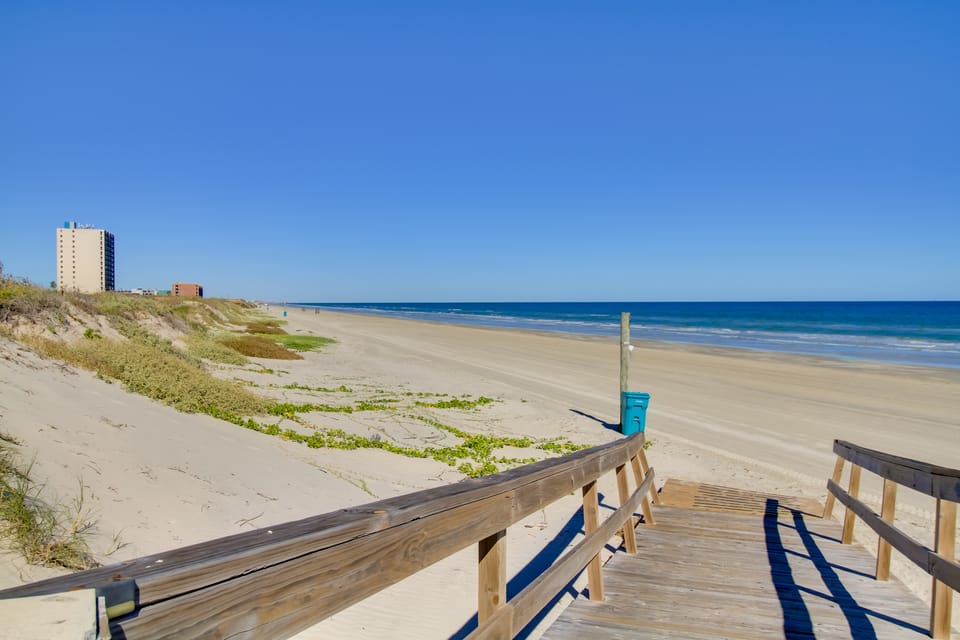 Beach & Heated Pool Access! Condo in Port Aransas Apartment in Nueces County