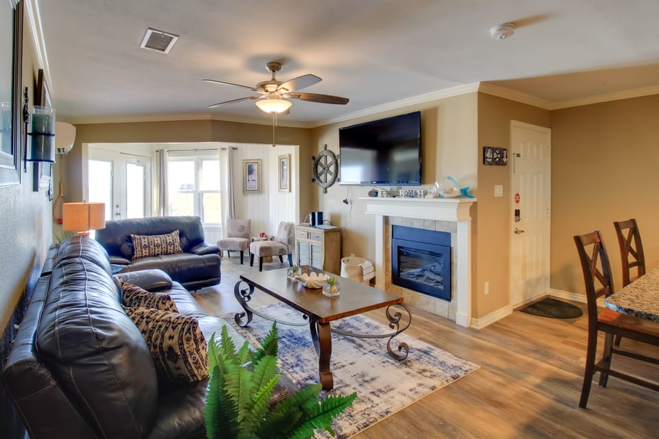Boardwalk to the Beach! Mustang Island Condo Apartment in Nueces County