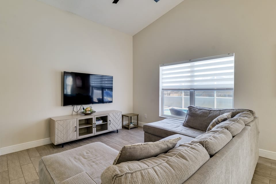 10 Mi Disney Gem: Game Room, Pool, Golf & Parks House in Four Corners