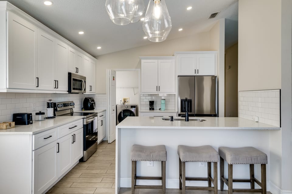 10 Mi Disney Gem: Game Room, Pool, Golf & Parks House in Four Corners