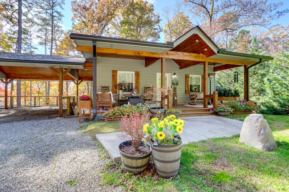 Raft, Hike & Fish: Quiet Couple's Escape in Murphy House in Tennessee