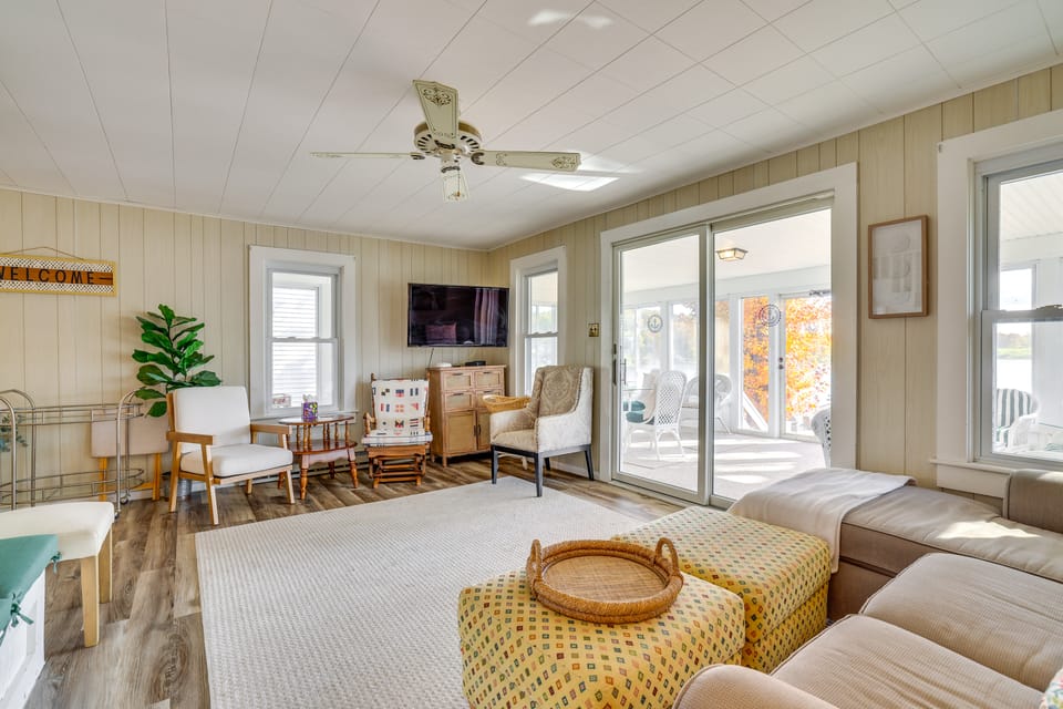 All-Season Getaway on Lake Winola: Dock & Sunroom! House in Pennsylvania