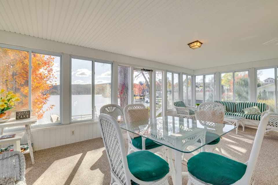 All-Season Getaway on Lake Winola: Dock & Sunroom! House in Pennsylvania