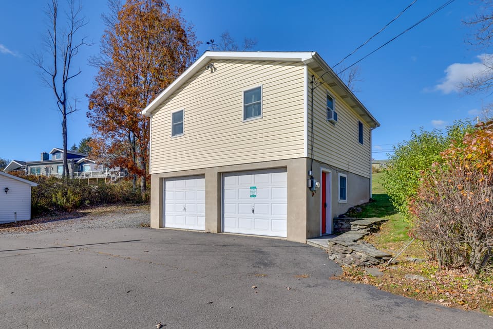 Hike, Ski & Golf: Water-View Lake Winola Retreat! Apartment in Pennsylvania