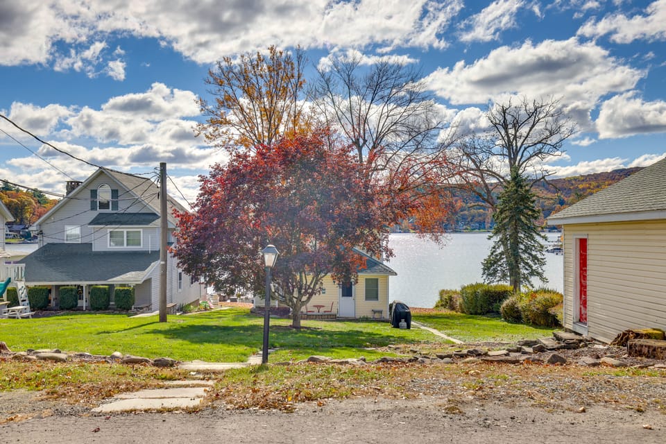 Hike, Ski & Golf: Water-View Lake Winola Retreat! Apartment in Pennsylvania