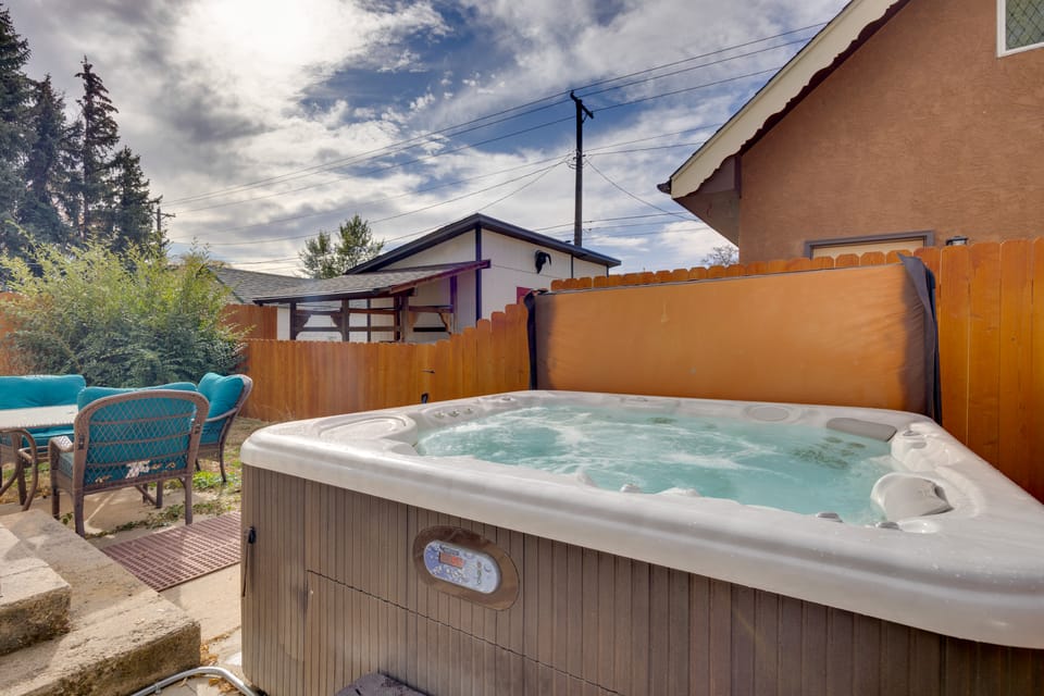 2 Mi to Dtwn: Colorado Springs Gem w/ Hot Tub! House in Colorado Springs