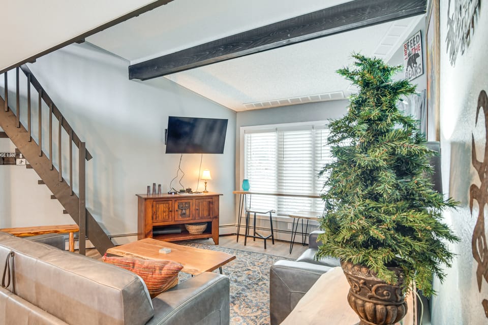 1/2 Mi to Peak 8 SuperChairs Snow! New Breck Condo Apartment in Breckenridge