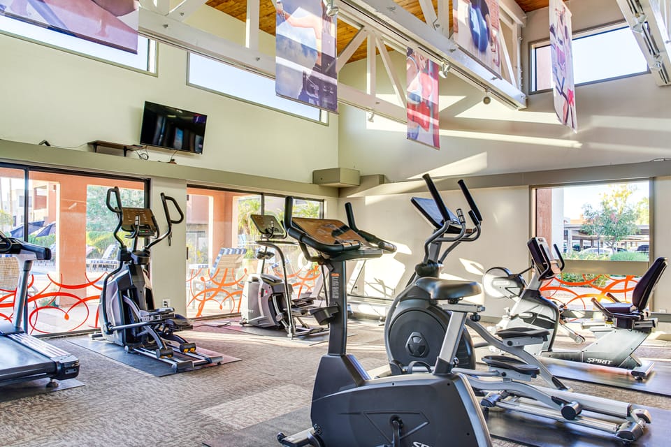 Bring Your Pet! Snowbird Haven w/ Community Pool! Apartment in Scottsdale