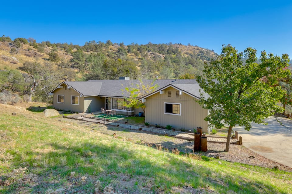 Scenic Yosemite Lakes Escape w/ Community Perks! House in Sierra Nevada