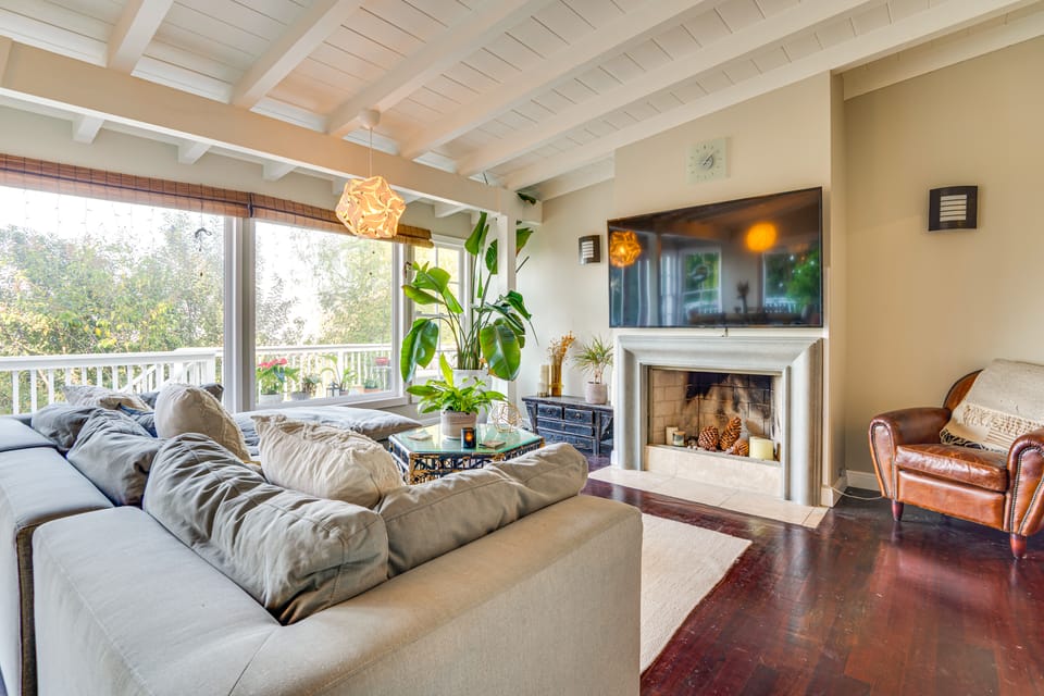 Shop, Sip & Dine: LA Area Gem 2 Mi to Universal! House in Studio City