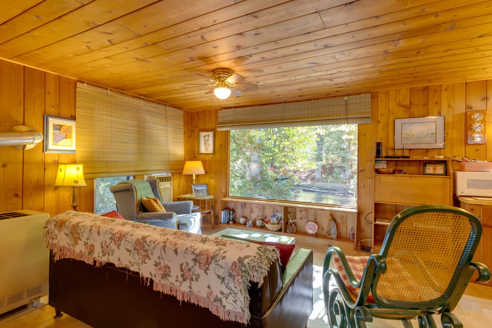 Cozy 'Rivershire Retreat Cabin' Near Traverse City Apartment in Michigan