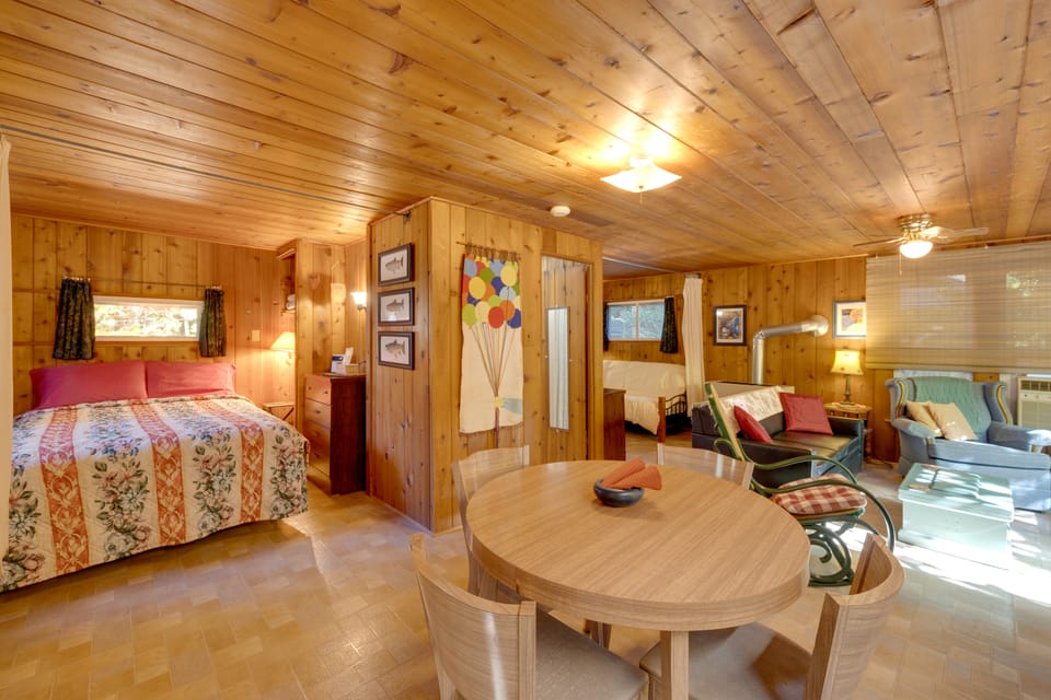 Cozy 'Rivershire Retreat Cabin' Near Traverse City Apartment in Michigan