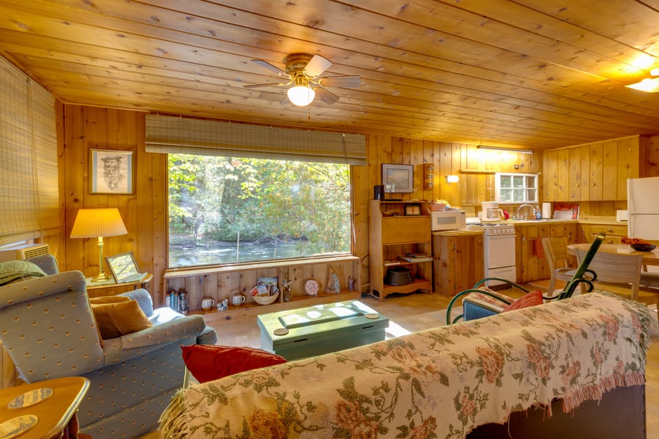 Cozy 'Rivershire Retreat Cabin' Near Traverse City Apartment in Michigan