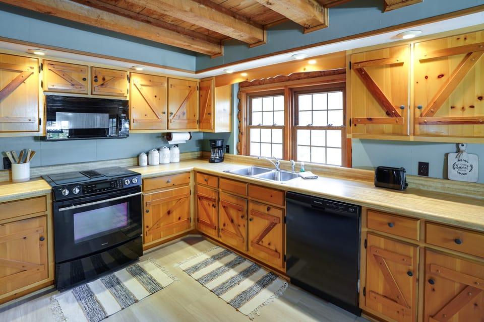 Kentucky Lake Access! Family Log Cabin w/ Deck House in Lake Barkley