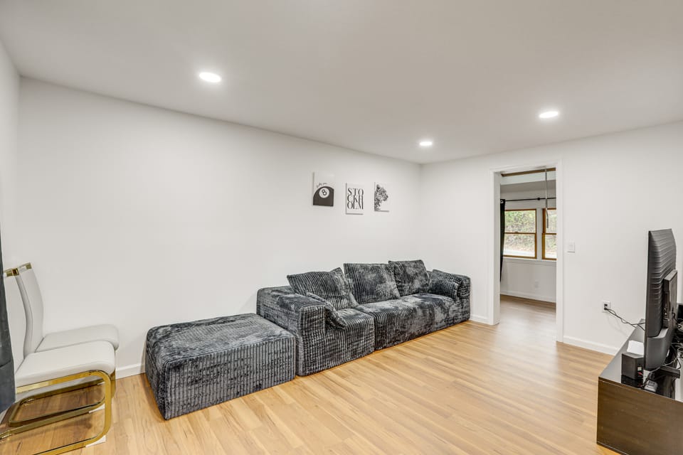 Updated Getaway w/ Sauna & Yard in Bloomsbury! House in New Jersey