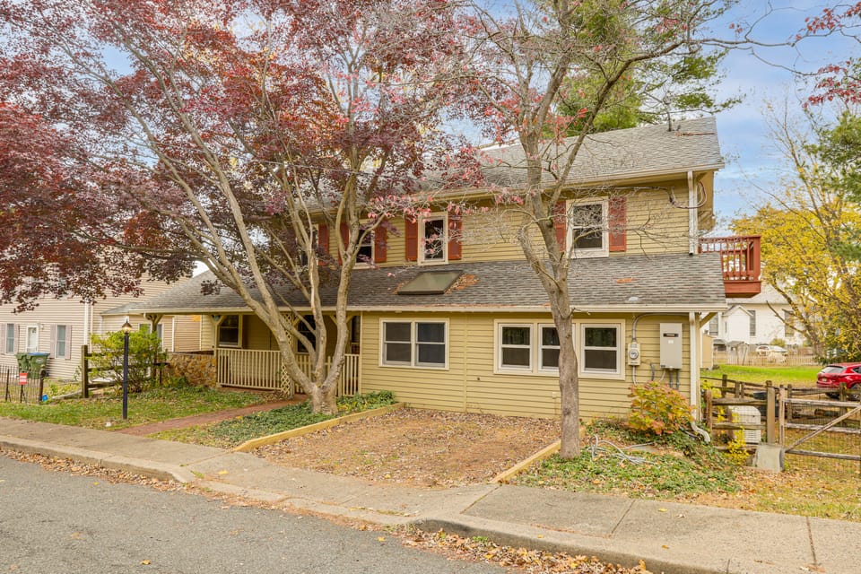 Updated Getaway w/ Sauna & Yard in Bloomsbury! House in New Jersey