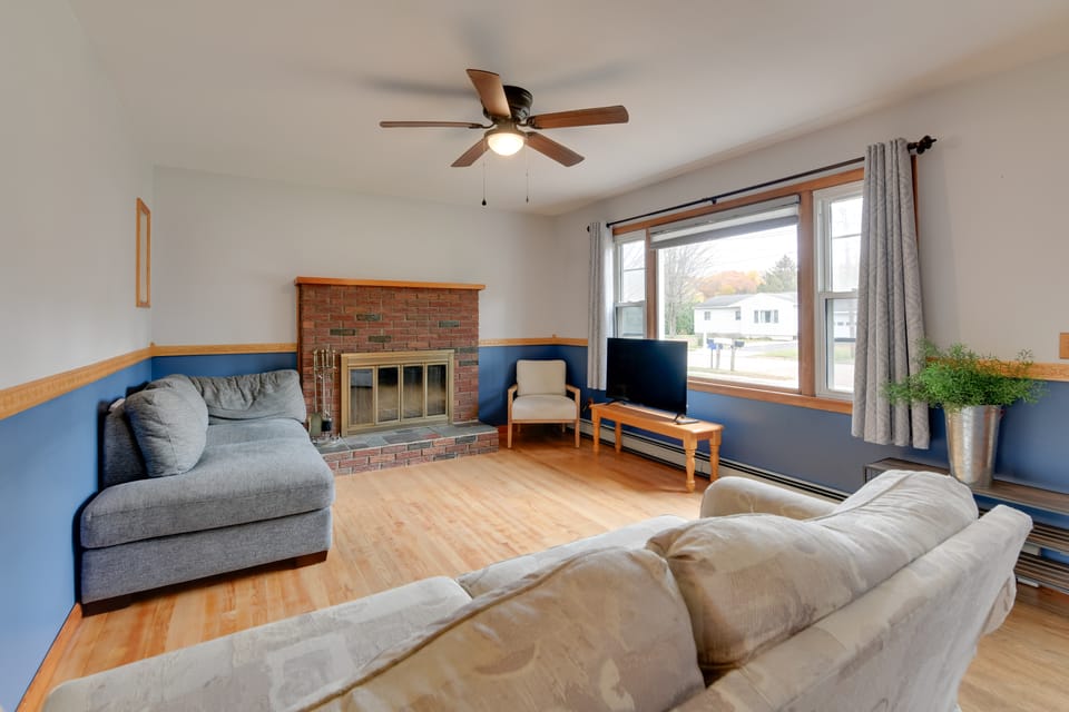 15 Mi to Cochran's Ski Area: Cozy Home w/ Yard! House in Colchester