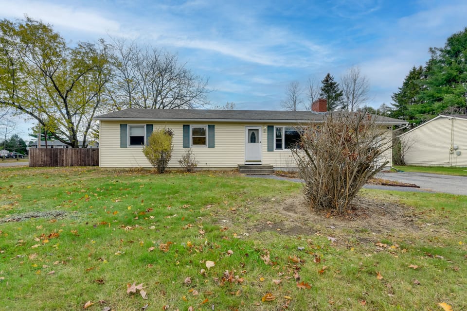 15 Mi to Cochran's Ski Area: Cozy Home w/ Yard! House in Colchester
