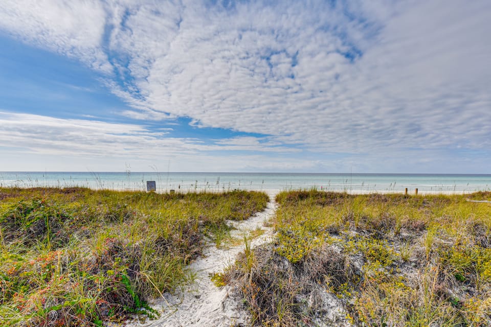 Steps to Sand! PCB Haven w/ Furnished Outdoor Area Cottage in Panama City Beach