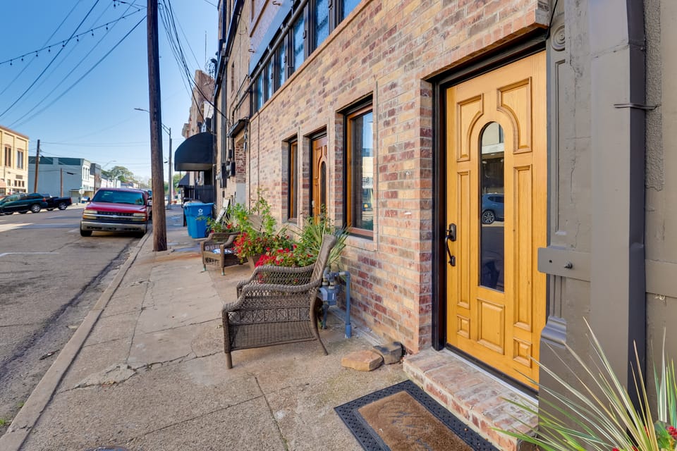Convenient Couple's Retreat in Dtwn Marshall! Apartment in Marshall