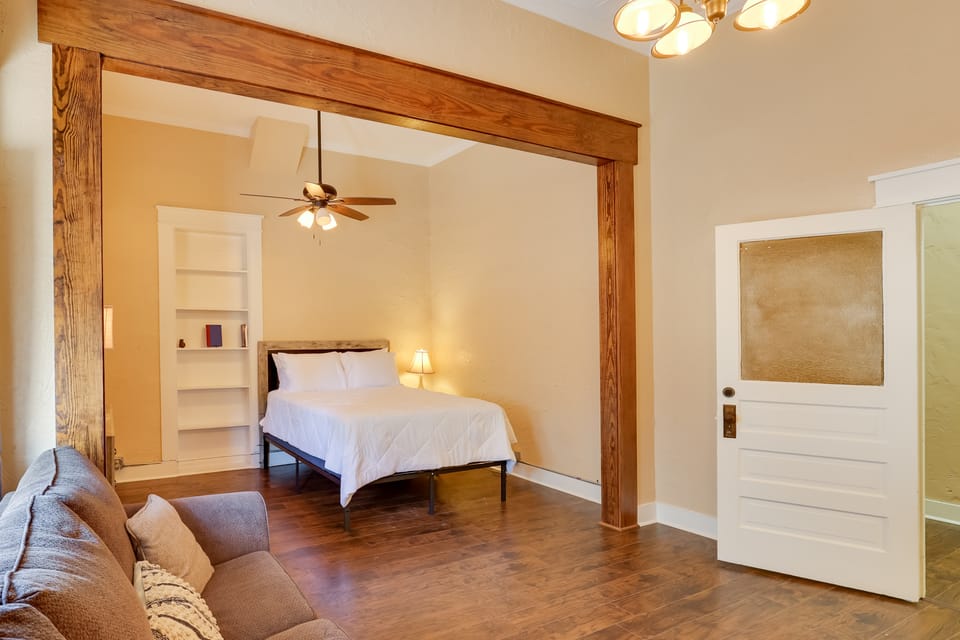 Shop, Dine & Unwind: Dtwn Marshall Studio! Apartment in Marshall