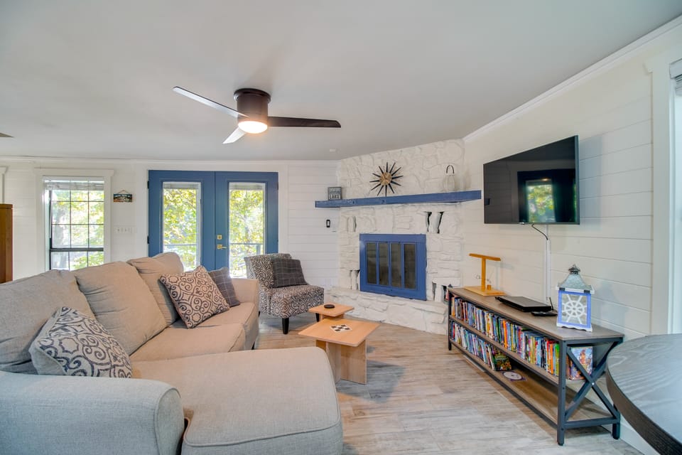 Game Room, Dock & Hot Tub: Grand Lake Getaway House in Ozark Mountains