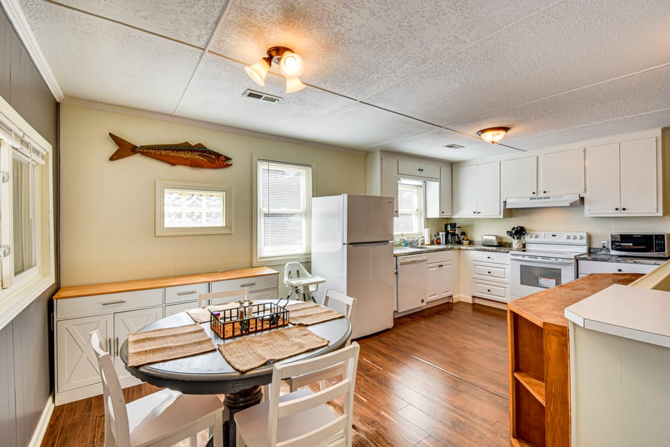 Dock + Views: Family Retreat on Lake Hartwell! House in Lake Hartwell