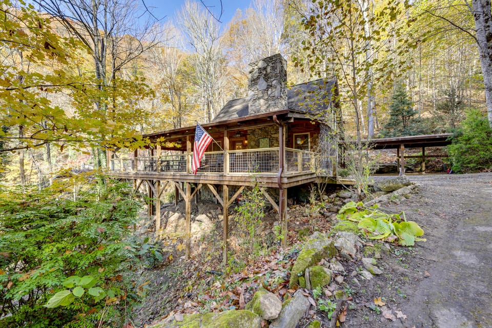 Creekside Cabin in the Heart of Maggie Valley House in Maggie Valley