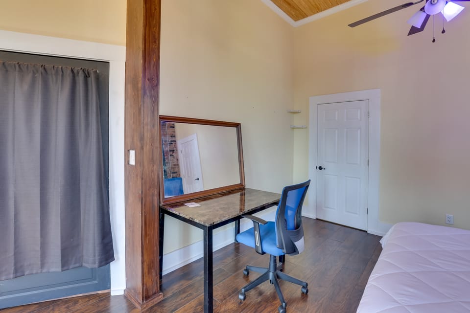 Walk to Courthouse Sq! Loft-Style Marshall Studio Apartment in Marshall