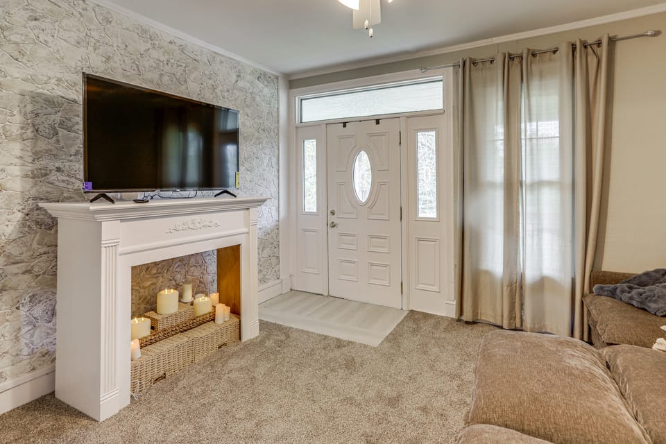 2 Mi to Dtwn: Charming Sandusky Getaway w/ Hot Tub House in Sandusky