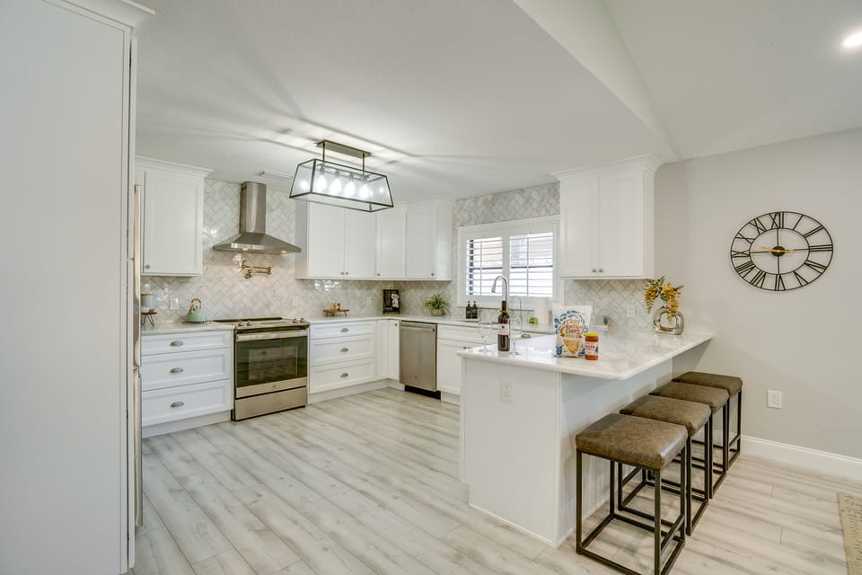 4 Mi to Siesta Key: Family Getaway w/ Balcony House in Vamo