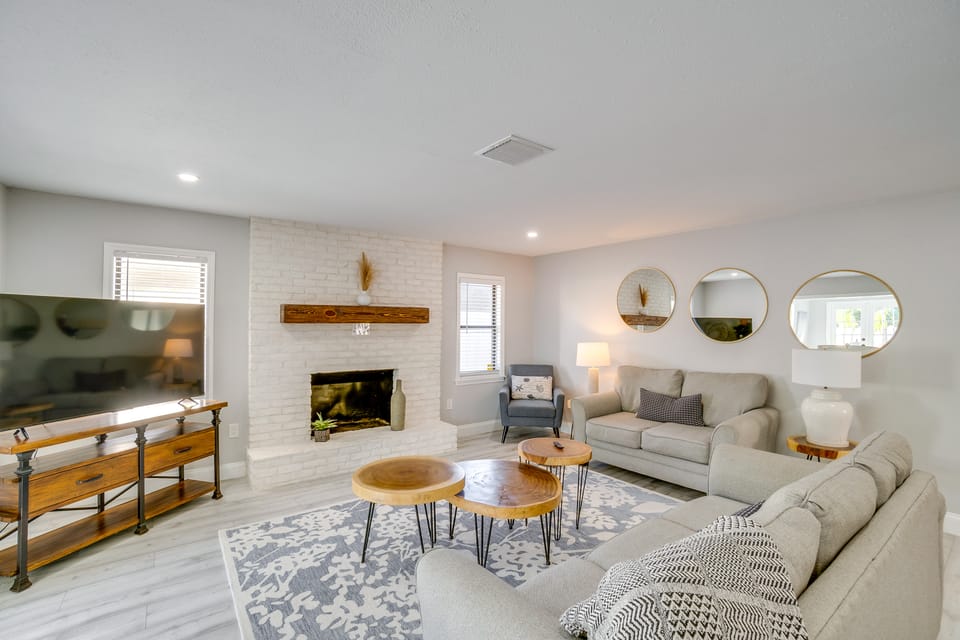 4 Mi to Siesta Key: Family Getaway w/ Balcony House in Vamo