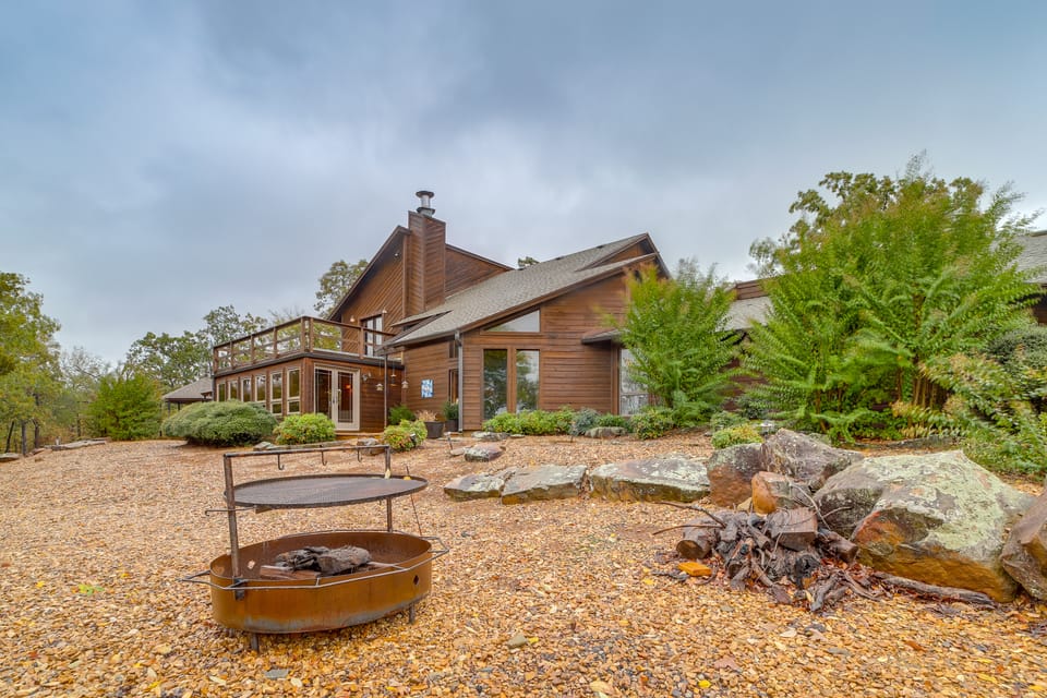 Lake Eufaula Cabin w/ Dock at Nine Marina House in Longtown