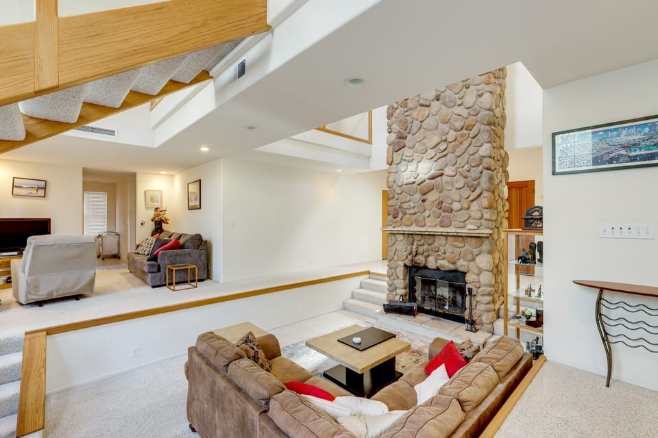 Walk to Trails! Small-Town Hideaway in Cambria House in Cambria