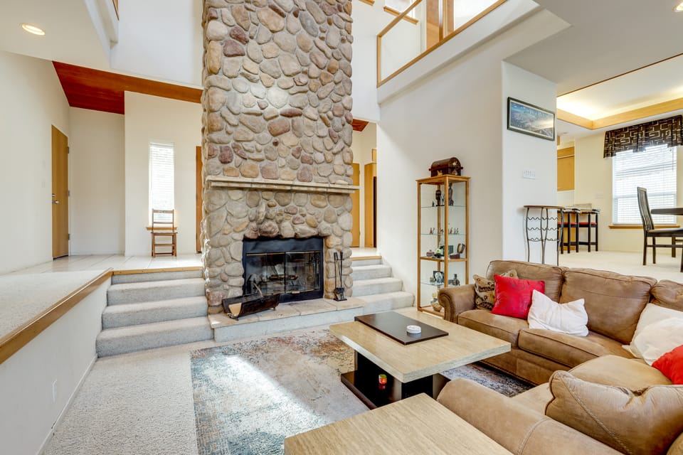 Walk to Trails! Small-Town Hideaway in Cambria House in Cambria